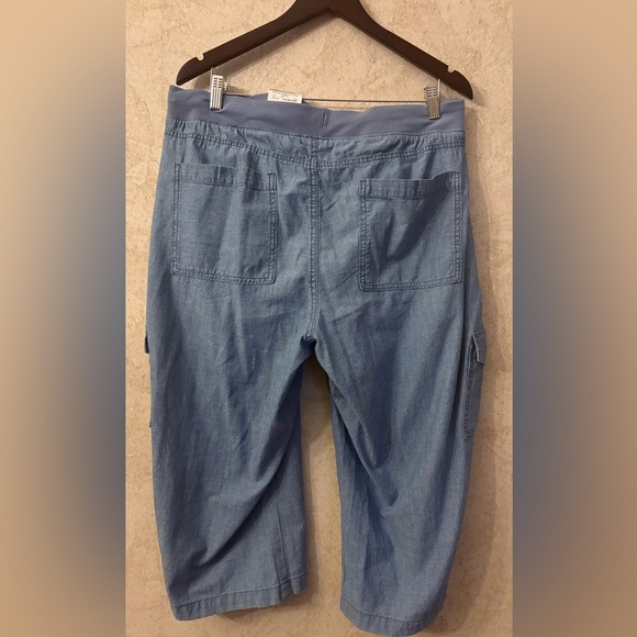 ST John’s Bay Chambray Capri - Picture 2 of 4